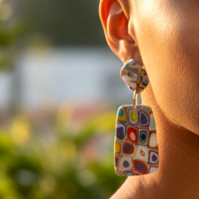 Boucles d'oreilles artisanales portées en pâte polymère colorée