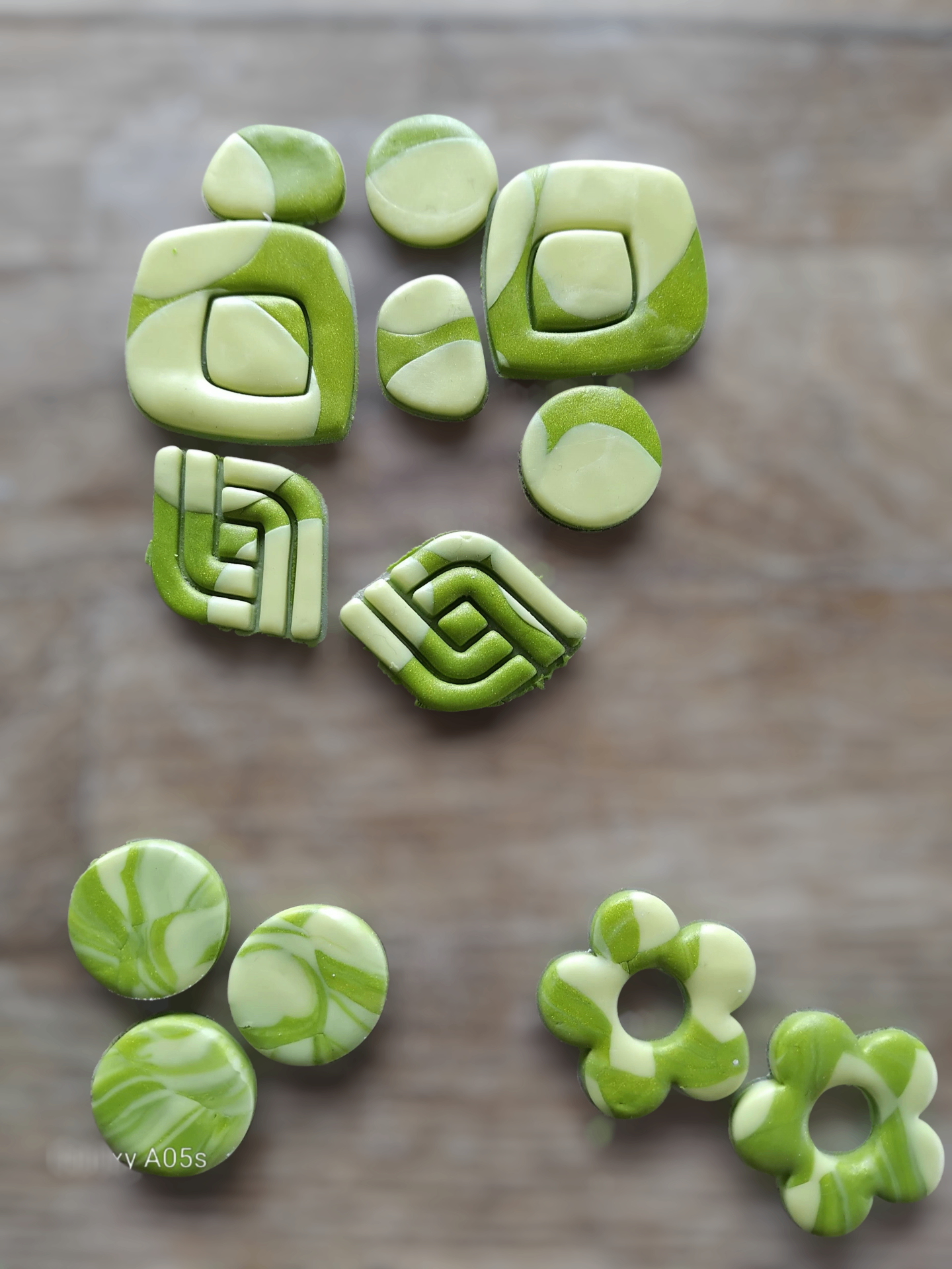 Perles artisanales en pâte polymère vertes aux motifs géométriques