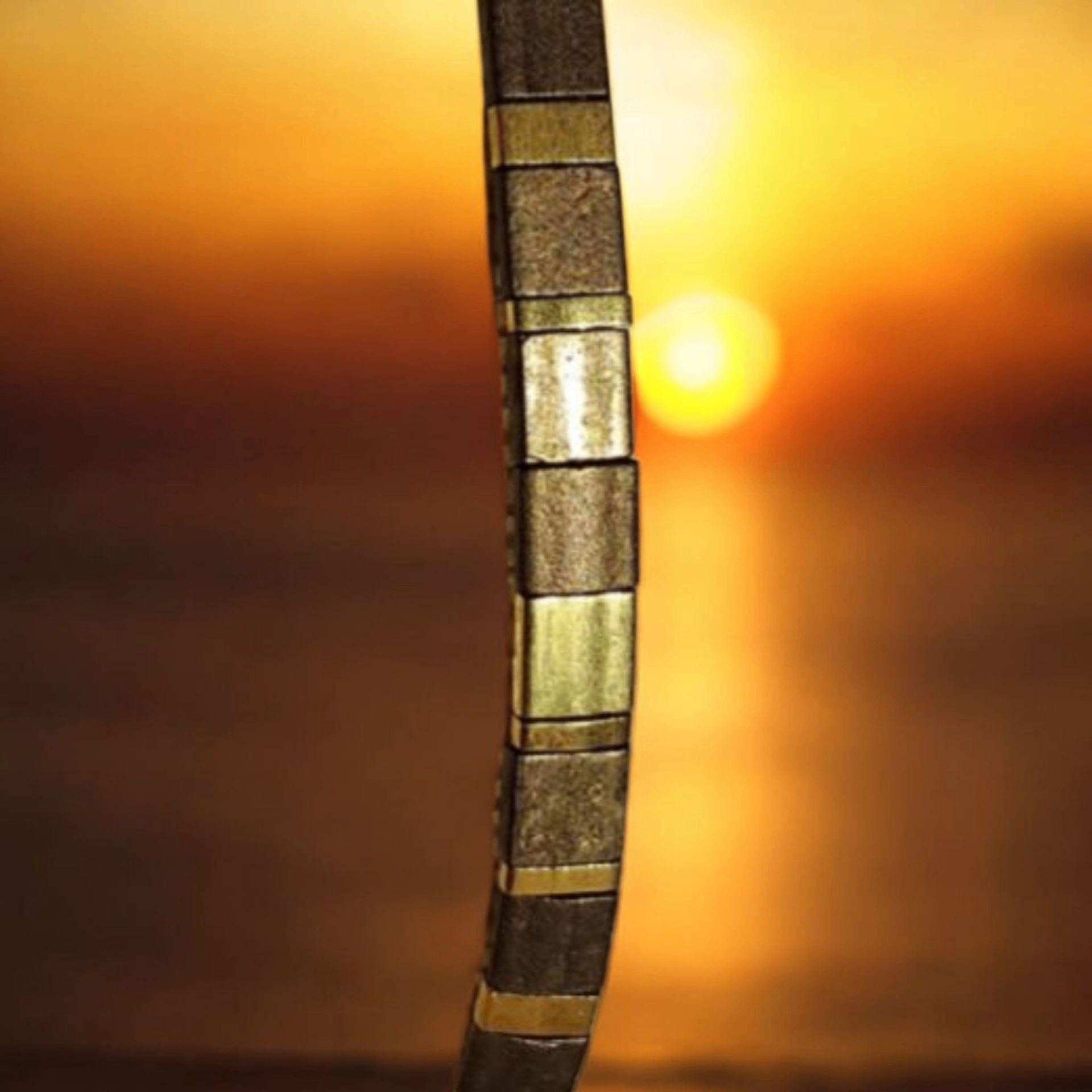 Bracelet en perles Miyuki devant un coucher de soleil